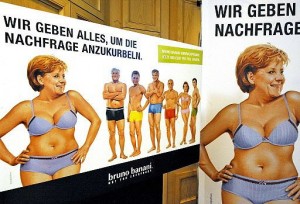 آنگلا مرکل در بیلبورد تبلیغاتی یک شرکت تولیدی لباس زیر زنانه